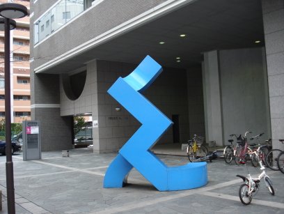 横浜リーガルハート司法書士事務所は、ヘリオス関内ビル受付４階です。人型の青いオブジェが、「ヘリオス関内ビル」の玄関前にあります。